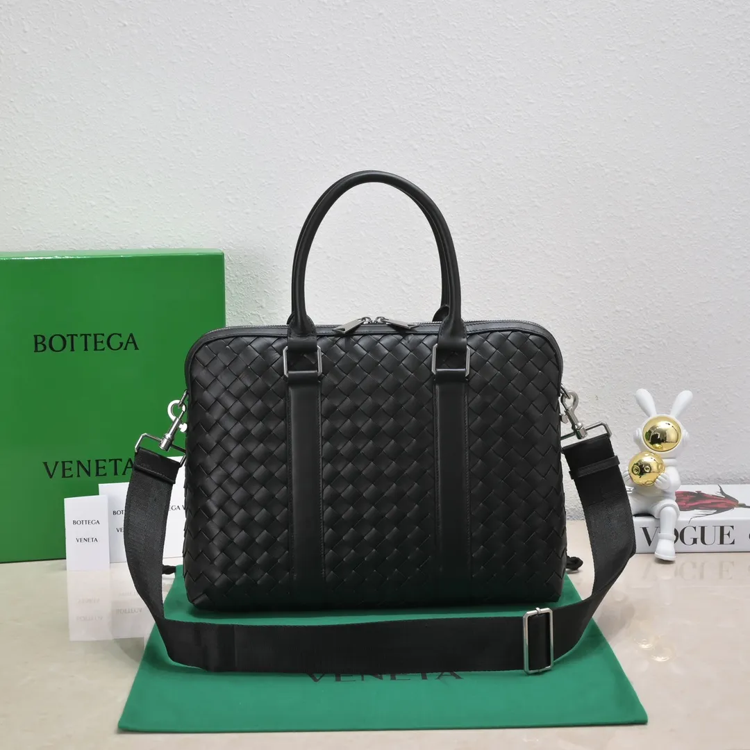 Batch 2120 ready stock BV new men's briefcase💼Different sizes, different styles of briefcases are suitable for any man, can be matched with casual or formal wear🉑️A must-have choice for the workplace💼 ⚠️Original leather, original leather, using exquisite craftsmanship to weave different sizes on the leather🪡🪡 It presents a full sense of high-end, simple and unique design, it will definitely make you grand and fashionable in the workplace Style number: 39*30.5*11, model number: 8814